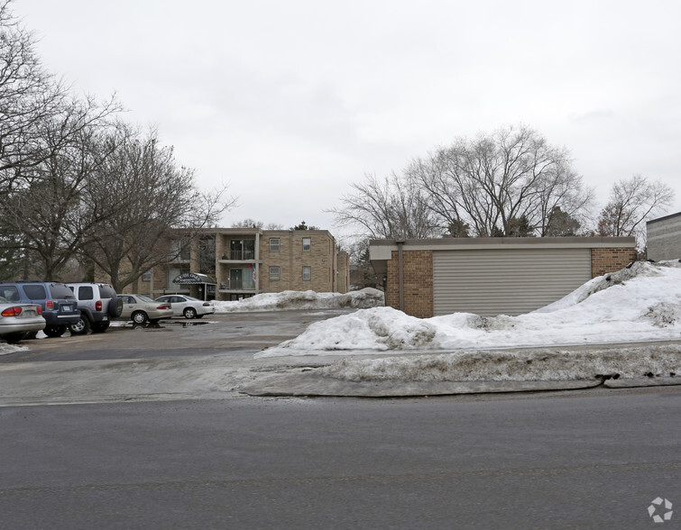 Building Photo - South Oaks Apartments