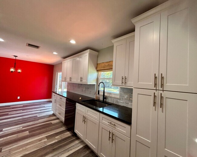 Building Photo - 316 NW Avens St