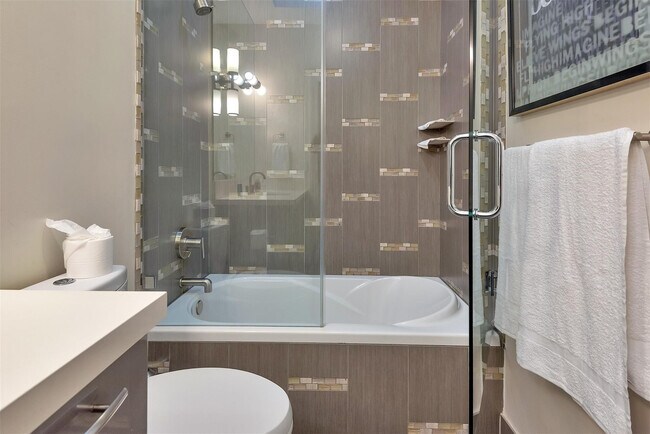 Building Photo - 3050 NE 43rd St