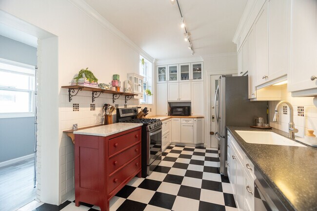 Building Photo - 901 W Ainslie St