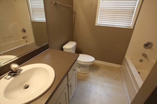 Building Photo - Conveniently Located Three Bedroom House Available this August!