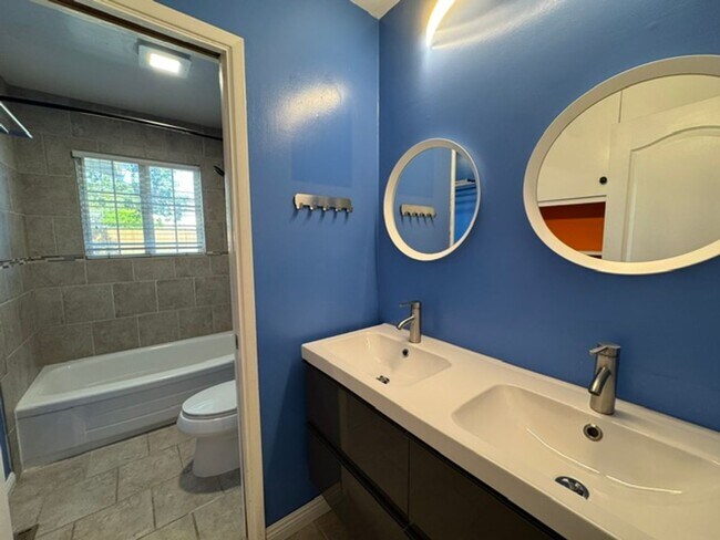 Building Photo - Beautiful 3 bedroom, 2 bath single level home in the Woodlands-Walnut Creek