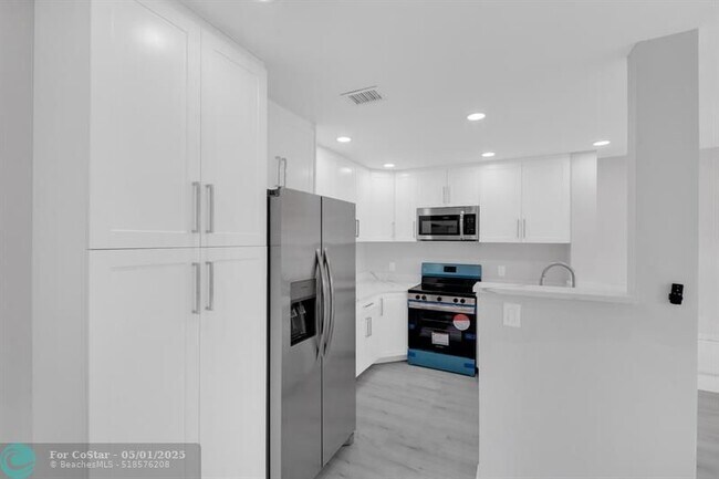 Building Photo - 12600 SW 5th Ct