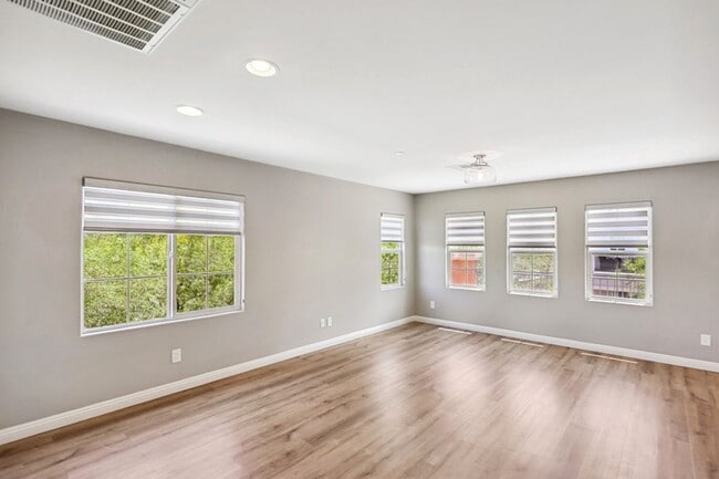 Building Photo - Beautiful 3 Bedroom Townhome With Stunning Mountain Views