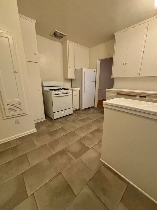 Interior Photo - Hillside, 7101-7111 1/2