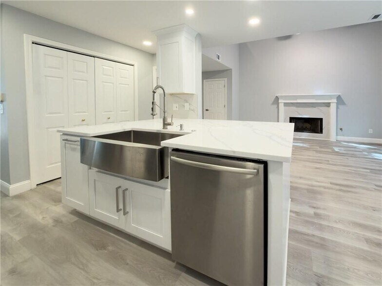 Building Photo - 528 Parkstone Ln