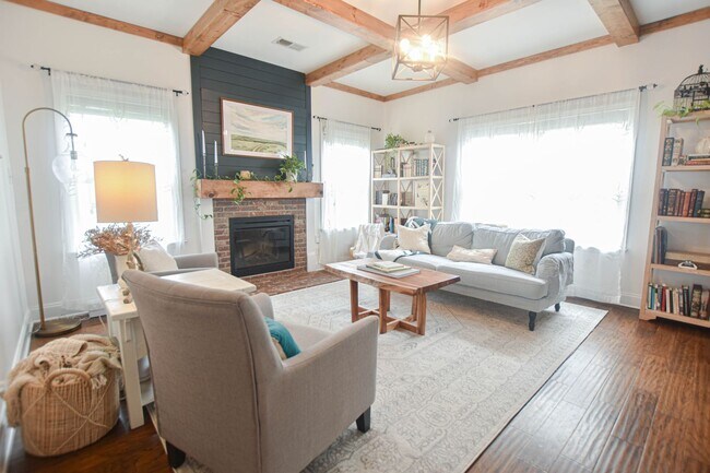 Building Photo - Pet Friendly Four Bedroom!