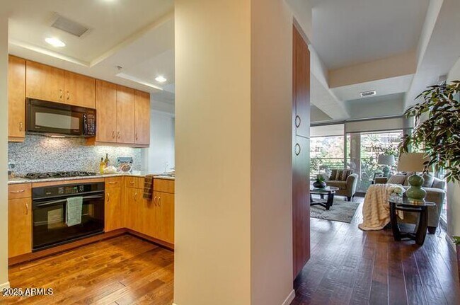 Building Photo - 7161 E Rancho Vista Dr