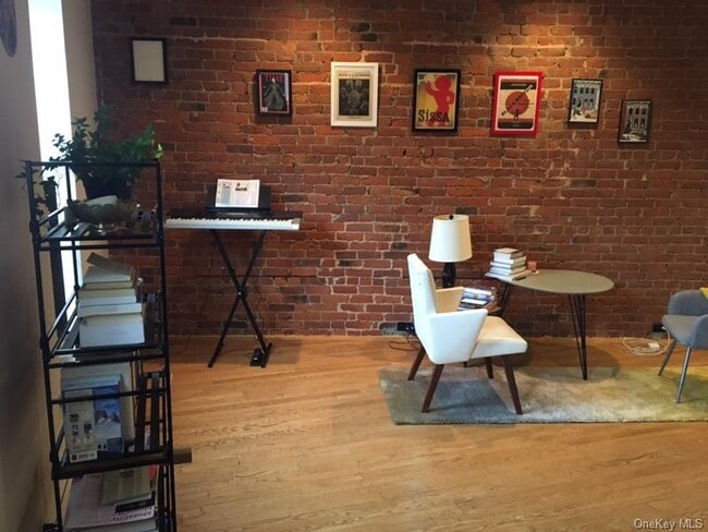 Building Photo - 528 Main St