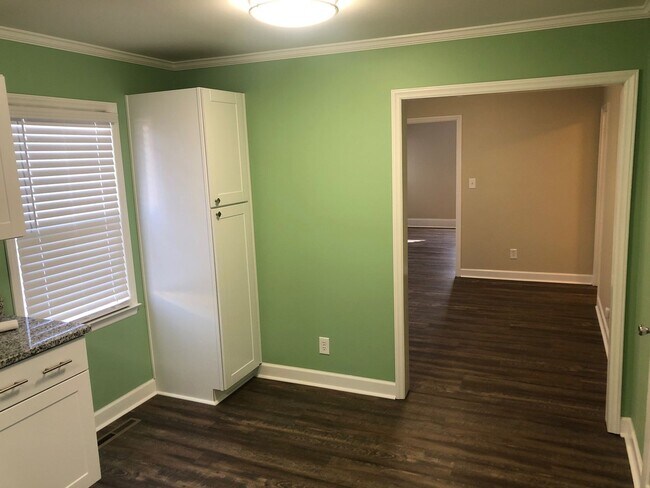 Building Photo - Four bedroom, 2 bath house in Burlington