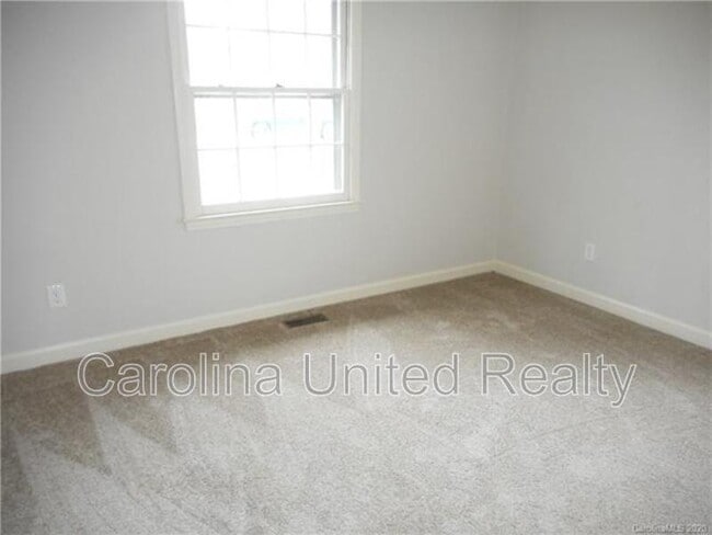 Building Photo - 5500 Larchmont Ave