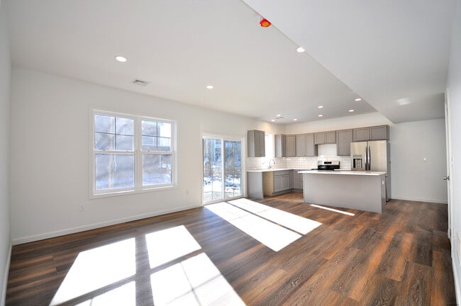 Building Photo - 309 Main St