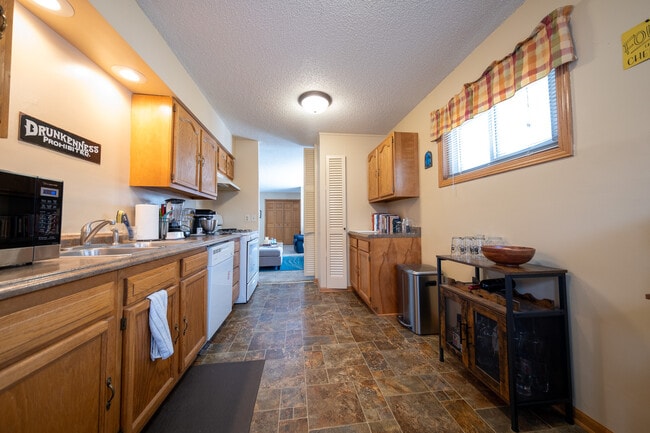 Building Photo - 5924 Idaho Ave N