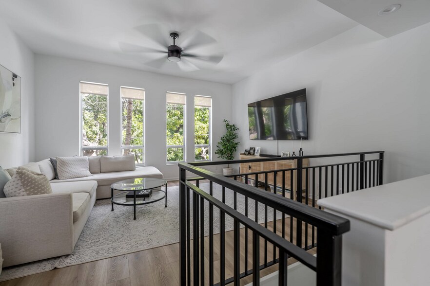 Building Photo - 723 SE 16th Ct