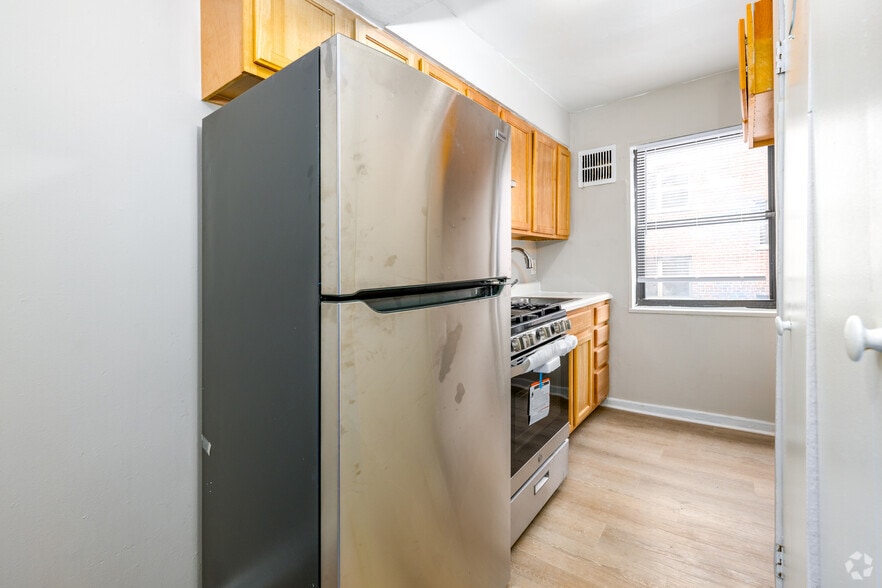 2BR, 1BA - 565SF - Kitchen - Morris Rd
