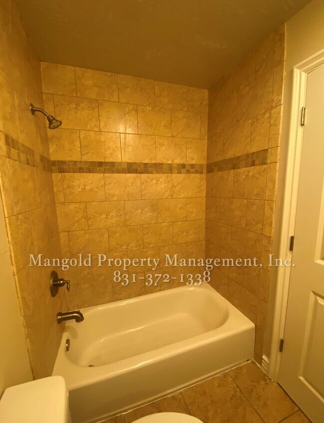 Building Photo - Spacious and Cozy Condo In Willow Glen - R...