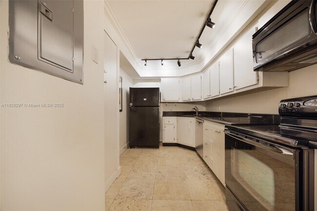 Building Photo - 2901 S Bayshore Dr