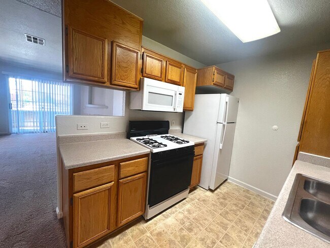 Building Photo - SPACIOUS 2BED/2BATH CONDO * SECOND FLOOR UNIT*
