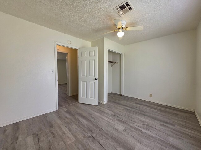 Building Photo - 3 bedroom home in Shawnee!