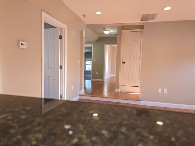 Building Photo - 3 Pearl St