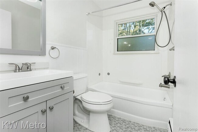 Building Photo - 3220 Shenandoah Dr