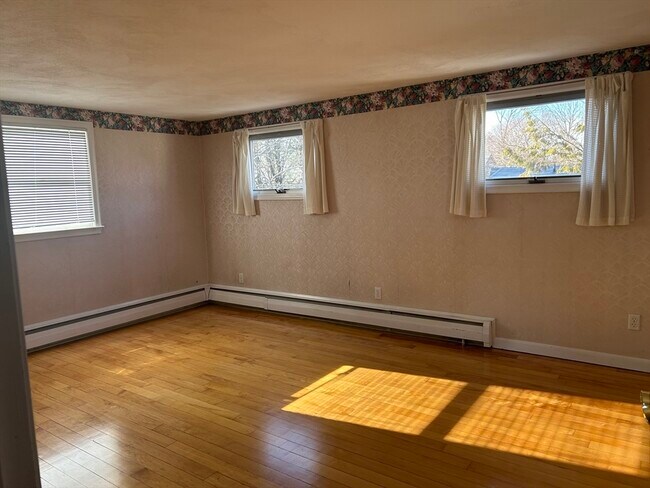 Building Photo - 990 Humphrey St