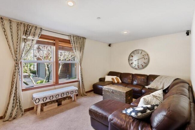 Building Photo - 4 bedroom in Tukwilla WA 98188