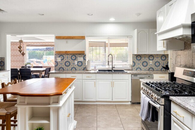 Building Photo - 6235 E Thunderbird Rd