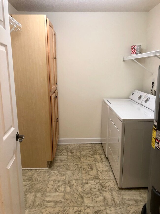 Building Photo - 431 Harts Cove Way