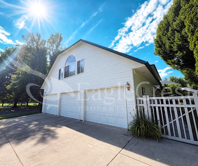 Building Photo - 1211 Yellowhawk Way