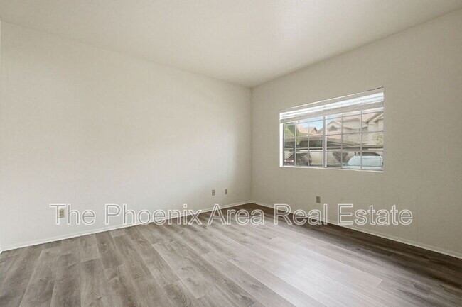 Building Photo - 930 N Mesa Dr