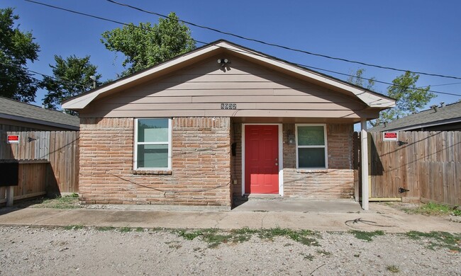 Primary Photo - Move-in Ready! 2 bed 1 bath in South East ...