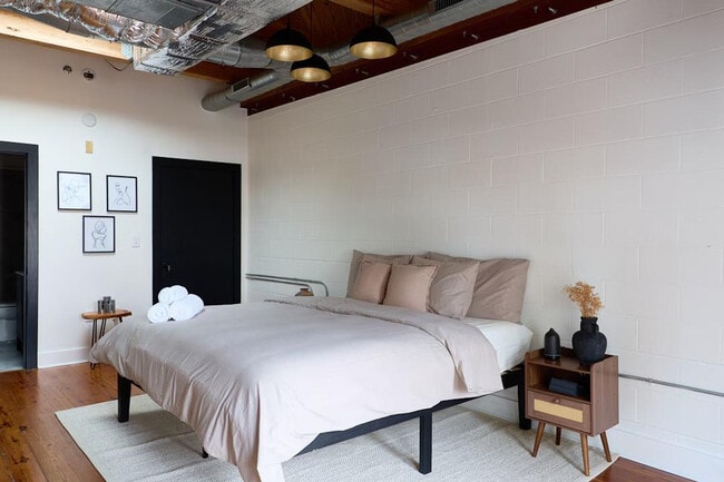 Building Photo - 403 E 33rd St