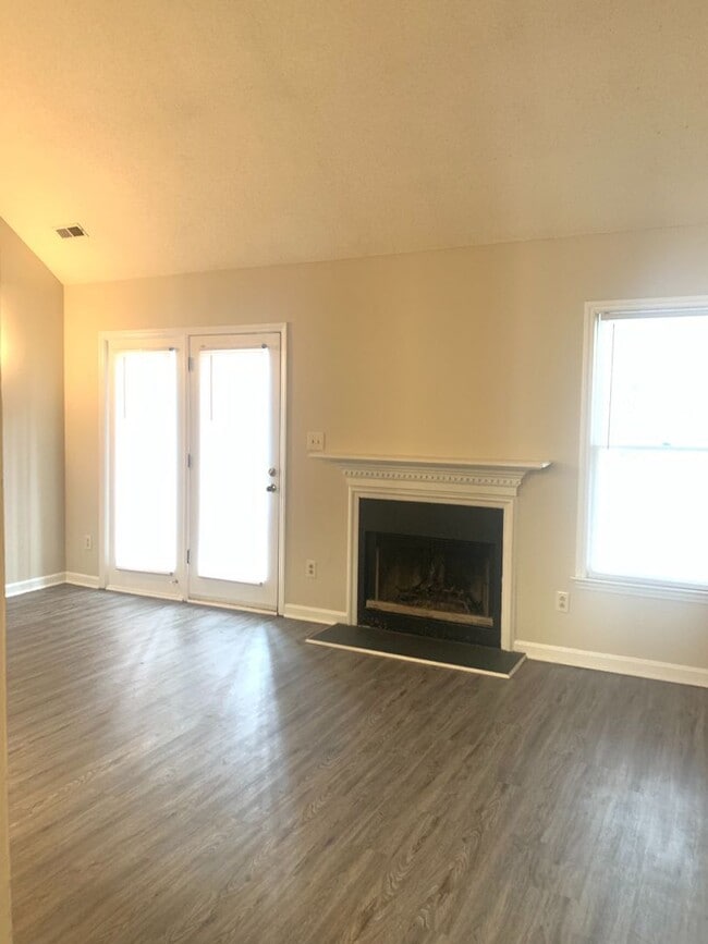 Building Photo - 720-C Powell Drive ~ 3 bedroom townhome ju...