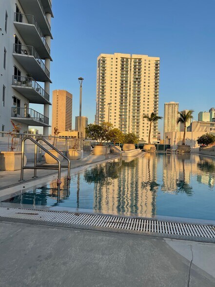 Building Photo - 10 SW South River Dr