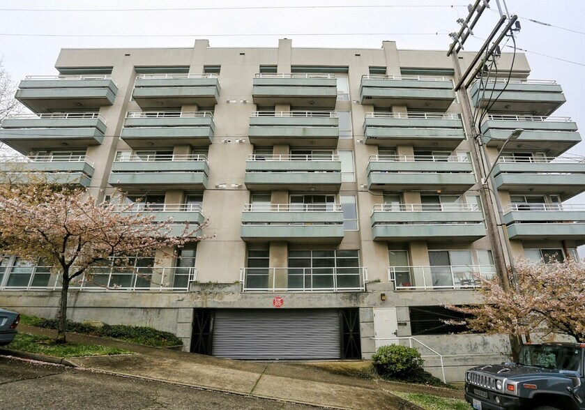 Exterior Photo - 323 W Republican St