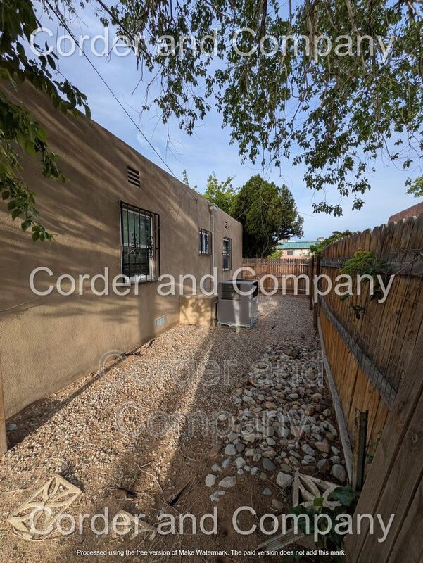 Building Photo - 302 Valencia Dr NE