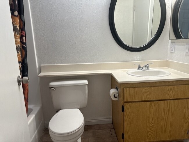 Building Photo - 2 Bedroom 1 Bath Home at the End of a Culd...