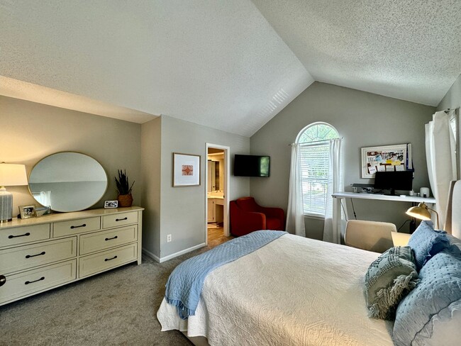 Building Photo - 2-Bedroom Condo Ready 08-01-24! Community ...