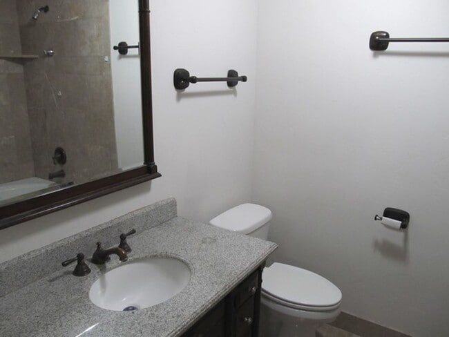 Building Photo - Great Holladay Townhome