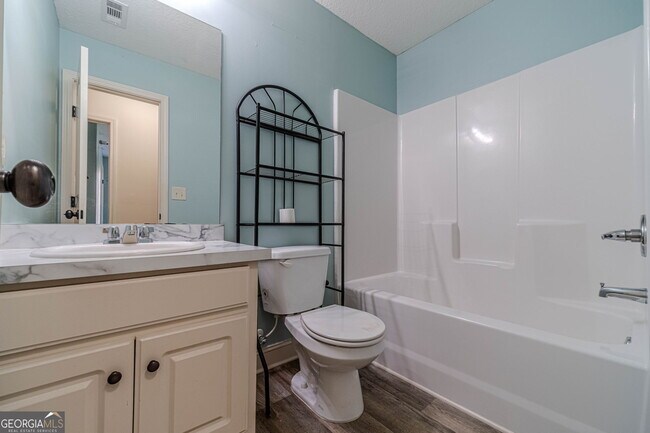 Building Photo - 583 Embassy Walk