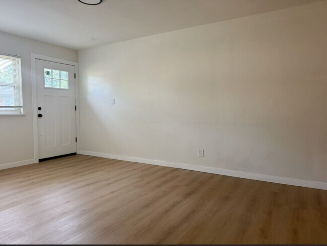 Building Photo - 804-806 N Fairlawn Cir