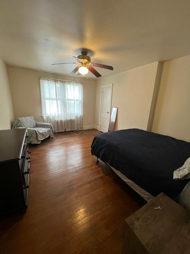 Building Photo - 1022 W 48th St