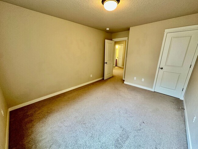 Building Photo - Beautiful 6-bedroom 4-bathroom home in an upscale neighborhood in the Sexton Mountain section of ...