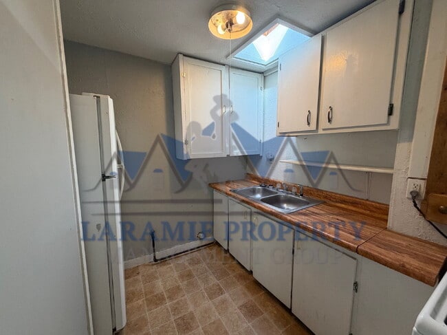Building Photo - 2 bedroom + Office upstairs Half off 1st m...