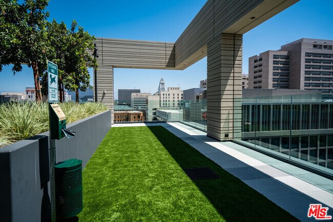 Building Photo - Perla