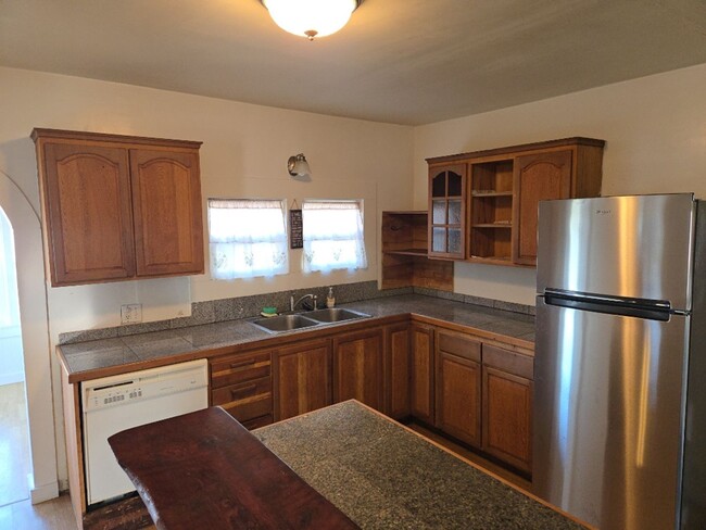 Building Photo - 3-bedroom pet-friendly South-Eureka home f...