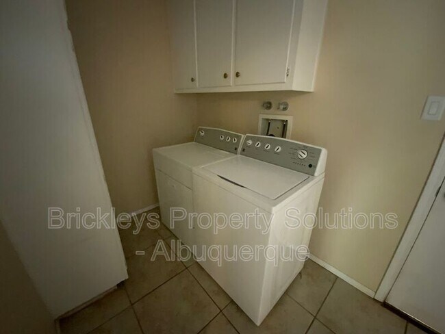 Building Photo - 2440 Algodones St NE
