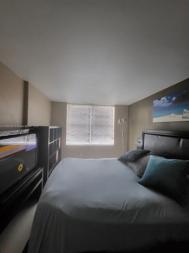 Building Photo - 2750 Northeast 183rd Street Apt #1904, Ave...