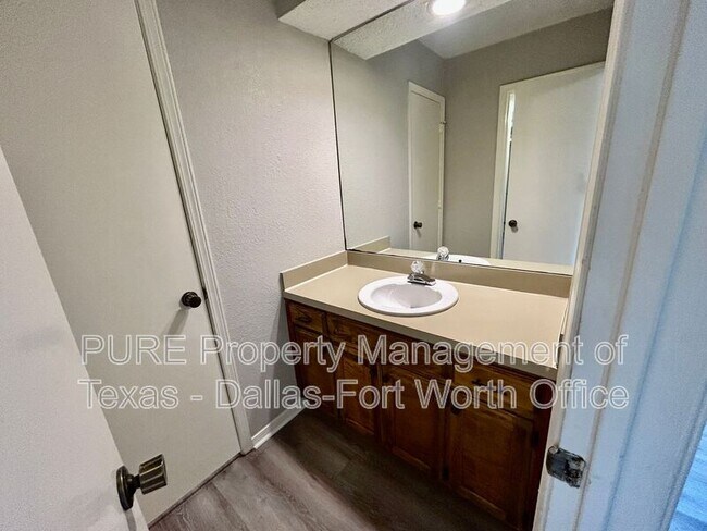 Building Photo - 2415 Oak Manor